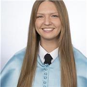 Profesora que imparte clases de apoyo escolar